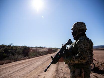 Un soldado del ejército mexicano hace guardia en La Morita, Sonora.