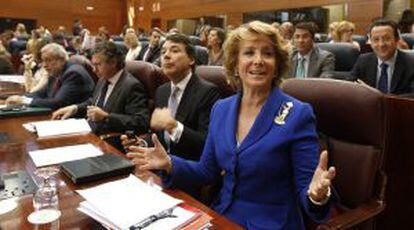 La presidenta de la Comunidad de Madrid, Esperanza Aguirre, durante la primera sesión del debate de su investidura ante el pleno de la Asamblea.