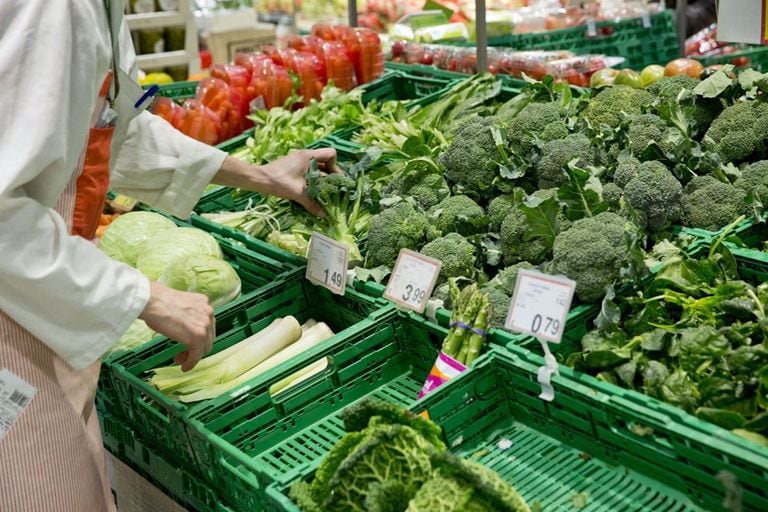 Un puesto de verduras en un supermercado.