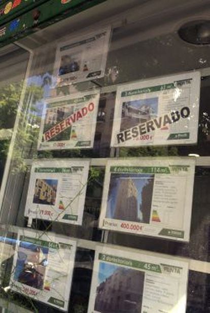 Vista de un escaparate de una inmobiliaria en Madrid, con anuncios de pisos en venta. EFE/Archivo