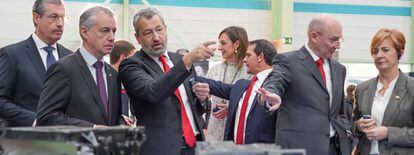 En la inauguración de la fábrica de Fagor Ederlan en Bergara (Gipuzkoa) participó el lehendakari Iñigo Urkullu, en la imagen con directivos de la cooperativa y con representantes institucionales.