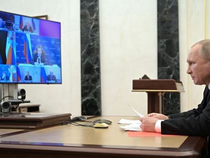 Putin, durante la videoconferencia con el Consejo de Seguridad de Rusia, el viernes.