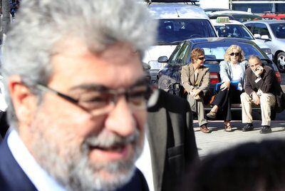 Miguel Ángel Rodríguez, en primer término, a su salida ayer del juzgado, con el doctor Luis Montes sentado al fondo.
