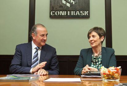 La consejera de Desarrollo Económico, Arantza Tapia, y el presidente de Confebask, Miguel Ángel Lujua.