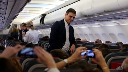Pedro Sánchez en el avión que le traslada a Asturias el jueves.