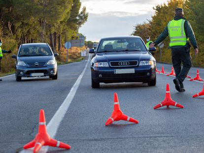 Control de la Guardia Civil en el límite entre Navarra y La Rioja, este viernes.