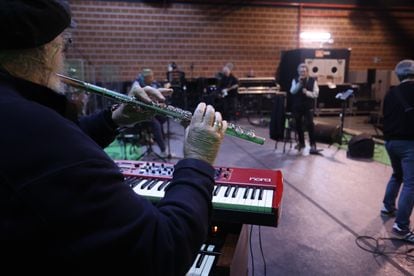 Otro momento del ensayo. En primer plano, el teclista y flautista holandés Thijs van Leer. 