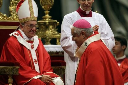 El Papa recibe al arzobispo de Monterrey en 2013 en el Vaticano. 