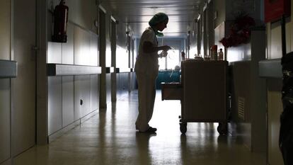 Una enfermera en la maternidad del Hospital La Paz.