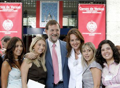 El presidente del PP, Mariano Rajoy, posa junto a un grupo de alumnas en los cursos de verano de la Universidad Complutense en El Escorial.