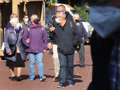 Varias personas mayores pasean por una calle de Terrassa (Barcelona).