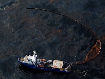 Una embarcación utiliza una barrera protectora para recoger el petróleo que se filtró del pozo de Deepwater Horizon en el Golfo de México el 28 de abril de 2010 cerca de Nueva Orleans, Luisiana.