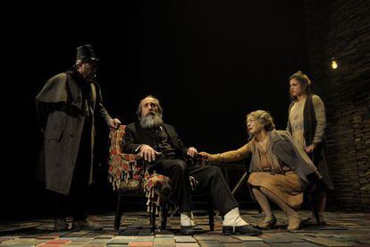 Gonzalo de Castro, sentado, en el papel de Max Estrella en 'Luces de bohemia'