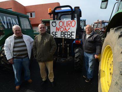 Participantes en la tractorada de esta mañana en Bergantiños contra la mina de Corcoesto, en una imagen cedida por la plataforma Salvemos Cabana.