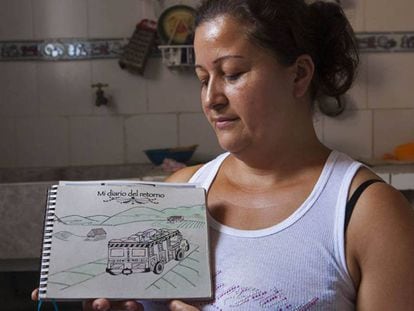 Luz Miriam López muestra el diario donde escribió la experiencia de retornar a su pueblo tras vivir como desplazada con su familia ocho años en Medellín.