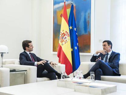 Sánchez y Casado, durante la reunión en La Moncloa.