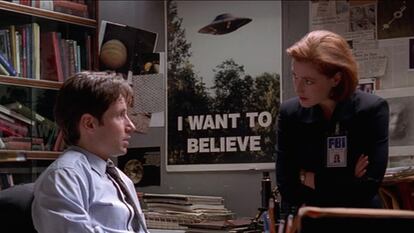 Los agentes Fox Mulder (David Duchovny) y Dana Scully (Gillian Anderson), en una escena de la serie 'Expediente X '.