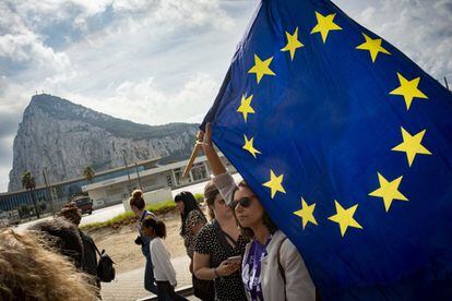 Algunos de los asistentes, entre los que había representantes del sindicato Unite de Gibraltar, portaban banderas de la Unión Europea.