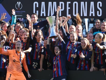 Las jugadoras del FC Barcelona levantan el trofeo de la Supercopa de España de fútbol femenino, tras su victoria en la final frente a la Real Sociedad, este domingo en el Estadio Romano de Mérida.