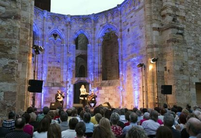 Unos mil amantes de la cultura portuguesa asistieron al Festival de Fados que se celebró en la fundación Rei Afonso Henriques (Zamora) del 25 al 27 de julio.