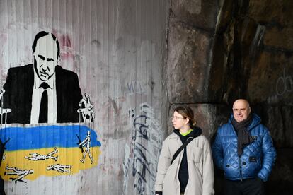 La coreógrafa ucrania Olha Svidina y el director teatral bielorruso Uladzímir Ushakou, el lunes en Helsinki.