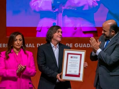 Mircea Cărtărescu recibe el Premio FIL en lenguas romances de manos del rector de la Universidad de Guadalajara Ricardo Villanueva y la Jequesa Bodour Al Qasimi.