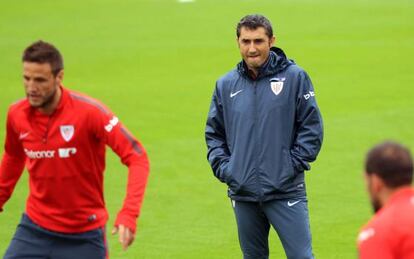 Ernesto Valverde durante un entrenamiento del Athletic.