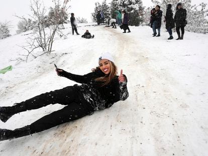 Una mujer iraní se desliza en la nieve en un parque de Teherán, el 12 de febrero de 2023.