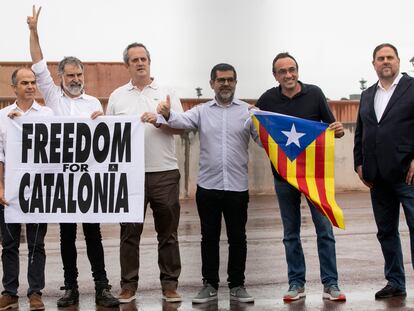 Jordi Sánchez ( tercero desde la derecha) junto con el resto de los políticos presos tras salir de la cárcel al ser indultados.