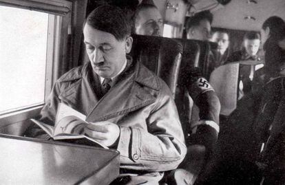 Adolf Hitler lee un libro en una imagen sin datar.