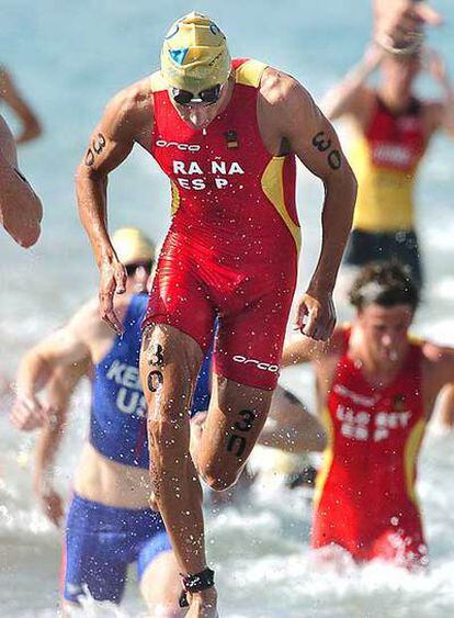 Iván Raña, en la prueba de triatlón de los Juegos de Atenas.