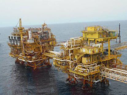 Fotografía de archivo del 3 de octubre de 2014, de una plataforma petrolera en el mar de Campeche (México).