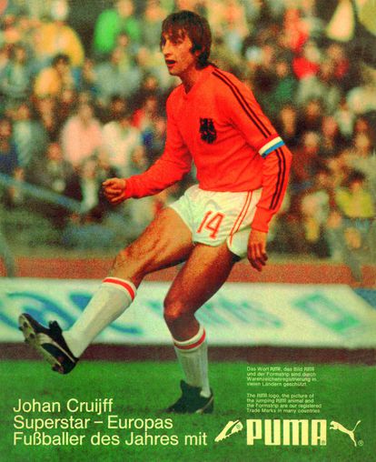 Johan Cruyff simbolizó la rivalidad entre Puma, la marca que le calzaba, y Adidas, que vestía a la selección holandesa. Cruyff se negó a jugar con las tres bandas de Adidas, y como se observa en la imagen, en su camiseta solo aparecían dos.