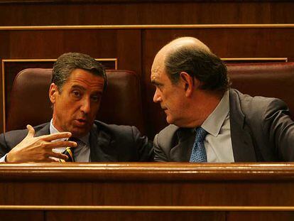 Eduardo Zaplana e Ignacio Astarloa, dirigentes del PP, durante el pleno del Congreso.