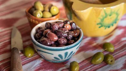 L’oliva, natural, senzilla resulta un tast, un mos solitari, curiós, repetit gairebé compulsivament.