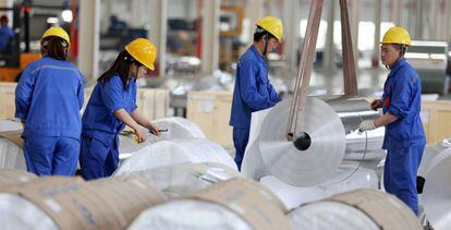 Trabajadores de una f&aacute;brica de aluminio en Huaibei, China.