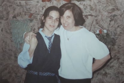 A photograph from the social networks of the writer Analía Kalinec in which she appears with her mother.