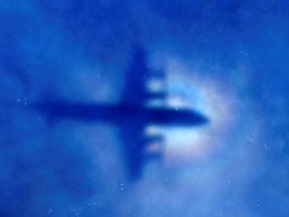 Un avi&oacute;n de la Fuerza A&eacute;rea de Nueva Zelanda busca restos del MH370 en marzo pasado.