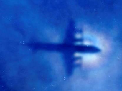 Un avi&oacute;n de la Fuerza A&eacute;rea de Nueva Zelanda busca restos del MH370 en marzo pasado.