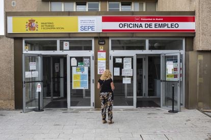 Una mujer a las puertas de una oficina del SEPE en Madrid.