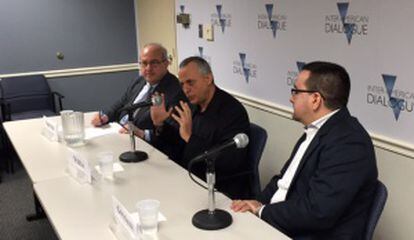 De izquierda a derecha, Michael Shifter, presidente de Diálogo Interamericano, Lenier González y Roberto Veiga.