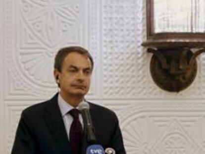 El presidente del Gobierno, José Luis Rodríguez Zapatero, y el primer ministro de Catar, Hamad bin Jaber Al Thani, durante la rueda de prensa conjunta.