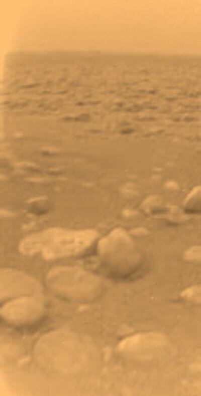 Fotografía tomada por la sonda espacial europea <i>Huygens</i> en el suelo de Titán.