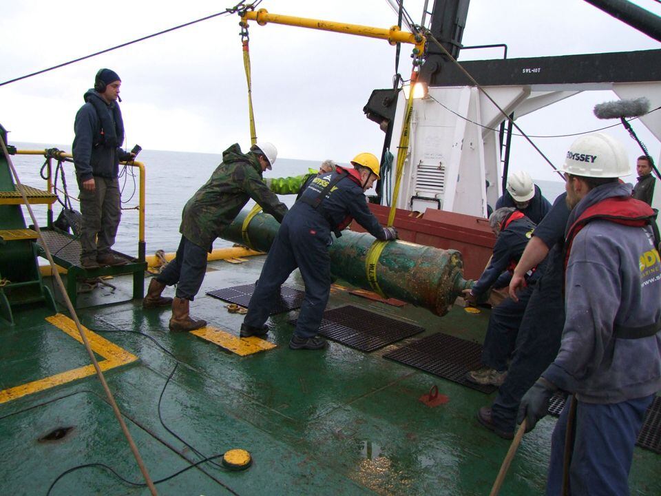 Operarios de Odyssey suben un cañón del 'Victory' a la cubierta del 'Explorer' en 2009. Dicho pecio ha sido encontrado en un canal del Támesis.
