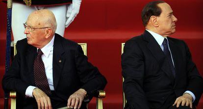 El político italiano Silvio Berlusconi (der) y junto al presidente del país, Giorgio Napolitano, en junio de 2010.