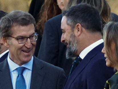 Alberto Nuñez Feijóo (a la izquierda), conversa con Santiago Abascal en la fiesta del Doce de Octubre de 2022, en Madrid.