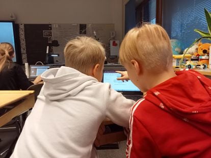Unos alumnos buscan información en internet, el pasado día 17 en Espoo.