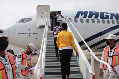 Migrantes abordan un vuelo a Haití en el aeropuerto internacional de Villahermosa, en México.