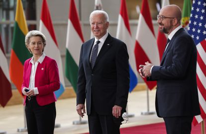 Ursula von der Leyen, Joe Biden y Charles Michel ayer en Bruselas