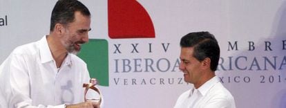 GRA009 VERACRUZ (M&Eacute;XICO), 08/12/2014.- El rey de Espa&ntilde;a, Felipe VI, junto al presidente de M&eacute;xico, Enrique Pe&ntilde;a Nieto (i), durante la clausura del X Encuentro Empresarial Iberoamericano, previo a la XXIV Cumbre Iberoamericana que se celebra en Veracruz (M&eacute;xico) EFE/JuanJo Martin